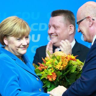 Líderes políticos felicitan a Merkel por su triunfo