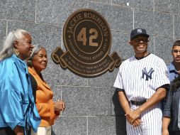 Mariano Rivera posa junto al número 42 de Jackie Robinson, en el homenaje hecho por los Yankees. AP /