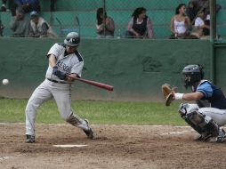 Por la mínima, la novena de Acereros mantiene vivas su esperanzas de playoffs en la Liga Intersindical.  /