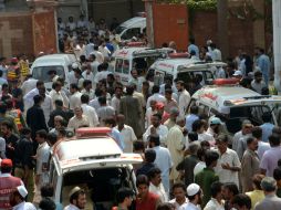 Cristianos salen de la iglesia donde se realizó el doble atentado suicida. AP /