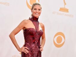 Heidi Klum logra magnetizar la atención de los camarógrafos con su vestido en color rojo brillante y vibrante. AFP /