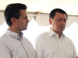 Peña Nieto (i) y Osorio Chong (d) realizan una evaluación de daños en Sinaloa. NTX /