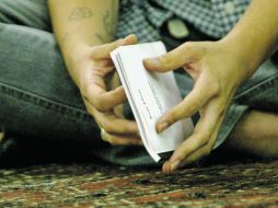 En sus manos. Cada participante en el seminario vaciará sus dotes artísticas en un tipo de publicación ideal para coleccionistas. EL INFORMADOR /