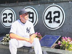 Mariano Rivera posa junto a su número 42. La placa fue retirada y colocada en el Monumento del Parque del estadio de Los Yanquis. EFE /