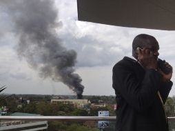 Una columna de humo se eleva desde el Centro Comercial Westgate en Nairobi. EFE /