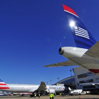 American y US Airways postergan su fusión