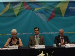 El rector de la UdeG, Tonatiuh Bravo (c), presenta el programa de este año, junto a Raúl Padilla (d).  /