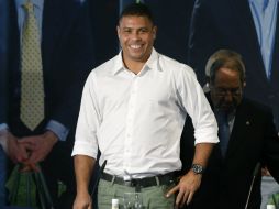 El ex futbolista brasileño, Ronaldo Nazario da Lima, presentó el libro ''Corazones blancos'' . EFE /