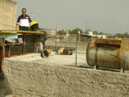 Cuando los hombres maniobraban unos tubos, tocaron por accidente unos cables de alta tensión. ARCHIVO /