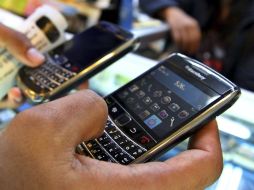 Desde su lanzamiento en 1999, el BlackBerry fue el teléfono multiusos dominante hasta la llegada del iPhone en 2007. EFE /