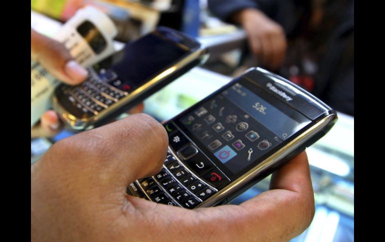 Desde su lanzamiento en 1999, el BlackBerry fue el teléfono multiusos dominante hasta la llegada del iPhone en 2007. EFE /