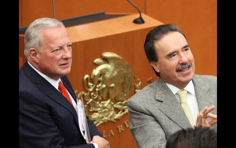 Federico Reyes Heroles y Emilio Gamboa, hacen acto de presencia en el foro de debate. EFE /