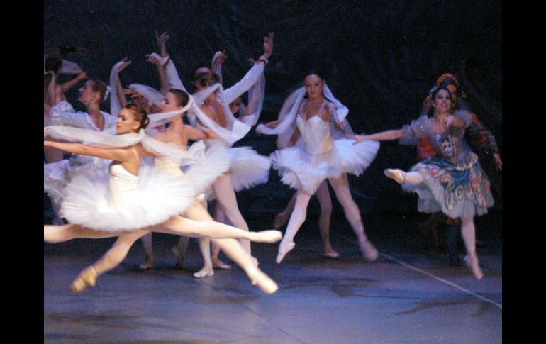 La Compañía Nacional de Danza ofreció ballet clásico y danza contemporánea para celebrar medio siglo de carrera ininterrumpida. ARCHIVO /