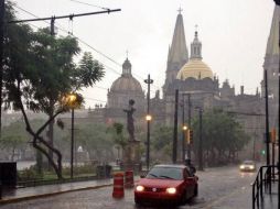 En la Zona Centro de Guadalajara, cae una fuerte tormenta. TOMADA DE @micasrey  /