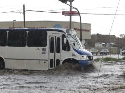 Aspecto de una de las calles afectadas por el desbordamiento del canal.  /