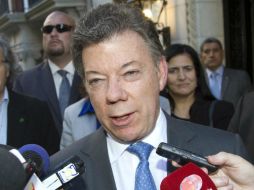 Juan Manuel Santos señala que su gobierno está haciendo lo posible por resolver los problemas con las FARC. EFE /