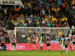 La medida busca prevenir que se den enfrentamientos entre las aficiones de Chivas y León. MEXSPORT /