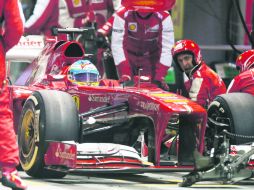 Fernando Alonso hace una parada en los pits durante el Gran Premio de Singapur, en el cual remontó del séptimo lugar al segundo. AFP /