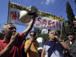 Manifestantes sostienen pancartas durante una manifestación. EFE /