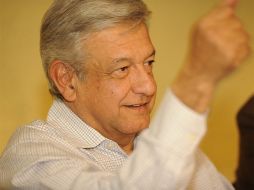 Andrés Manuel López Obrador invita, por medio de llamadas telefónicas, a recolectar firmas contra la reforma energética. ARCHIVO /