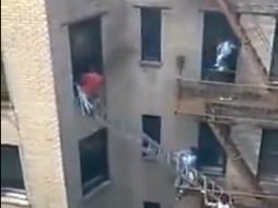 Desde la ventana de su apartamento en el cuarto piso, el joven pedía ayuda a sus vecinos del edificio de enfrente. ESPECIAL /