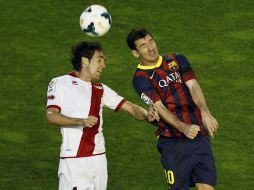 Baena (i) y Messi también tuvieron choques durante el encuentro. AP /