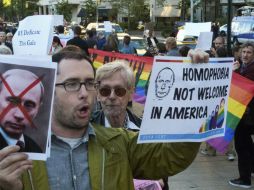 Un hombre gritó a los actores de la puesta en escena ''Eugene Onegin'' que su silencio estaba 'matando a los gays rusos'. AP /