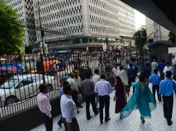 Pakistaníes evacuan las oficinas durante el sismo. AFP /