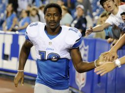 Burleson chocó su vehículo y saca la peor parte al rescatar su comida. AP /