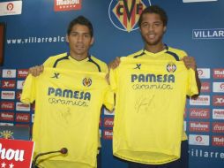 Javier y Giovani posan con la playeras que serán donadas. ESPECIAL /