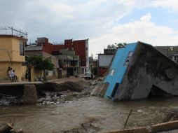 Vista de edificaciones destruidas a orillas del río Huacapa a causa de las tormentas tropicales. EFE /