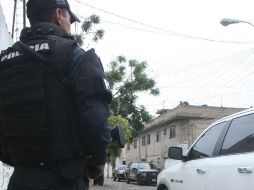 La policía municipal aseguró dos armas de fuego, presuntamente propiedad del asaltante. ARCHIVO /