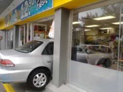 El accidente sólo dejó algunos daños materiales; la conductora resultó ilesa. EL INFORMADOR /