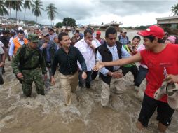 Peña Nieto visitó un afluente del río Coyuca, una de las zonas afectadas en Guerrero por las tormentas. SUN /