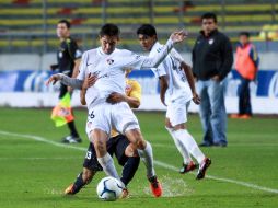 Acción del partido donde Flavio Santos disputa el balón durante el partido. MEXSPORT /