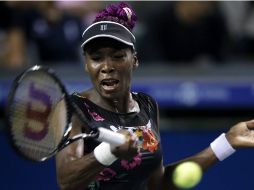 La estadounidense Venus Williams se clasificó  para los cuartos de final del torneo de Tokio al derrotar a la rumana Simona  Halep. EFE /