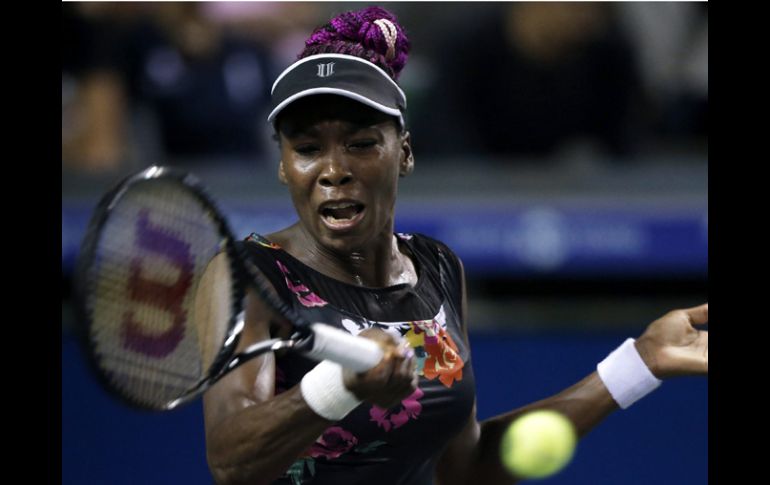 La estadounidense Venus Williams se clasificó  para los cuartos de final del torneo de Tokio al derrotar a la rumana Simona  Halep. EFE /