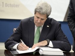El secretario de Estado, John Kerry, firma el Tratado sobre Comercio de Armas convencionales (TCA). EFE /