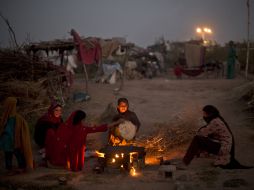 Desplazados del sismo hacen pan usando una fogata. AP /