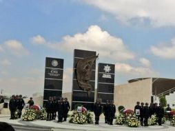 El Presidente Enrique Peña Nieto encabeza la ceremonia a los cinco policías federales fallecidos en Guerrero. ESPECIAL /