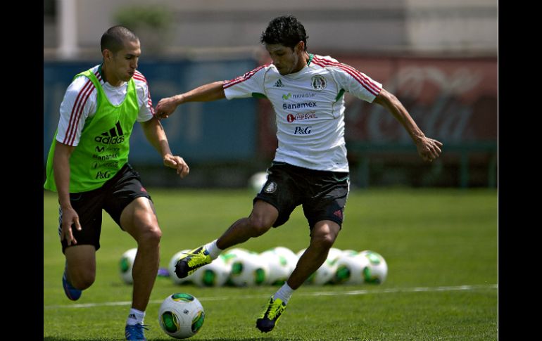 Ángel Reyna (D) sufrió una aparatosa caída que le provocó la lesión que lo margina de la concentración del Tri. MEXSPORT /