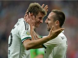 Thomas Müller (I) es felicitados por Franck Ribery luego de conseguir una de sus dos anotaciones. AFP /