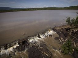 El embalse se hallaba a tope, y sus condiciones impidieron que continuara reteniendo el líquido.  /