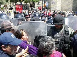 Policías de Guadalajara retiran a los artesanos de avenida 16 de septiembre e Hidalgo.  /