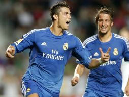 Cristiano Ronaldo celebra una de las anotaciones que consiguió para la victoria merengue. AFP /