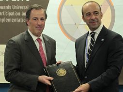José Antonio Meade (i) deposita el instrumento de ratificación del Tratado sobre Comercio de Armas. TOMADA DE @JoseAMeadeK  /