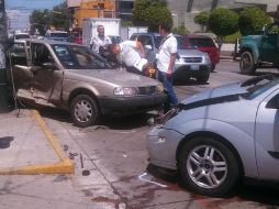 El Tsuru pasó el cruce y fue impactado en su costado derecho por el Focus.  /