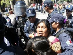 Los artesanos bloquearon 16 de septiembre e Hidalgo por lo que fueron retirados por la Policía de Guadalajara.  /