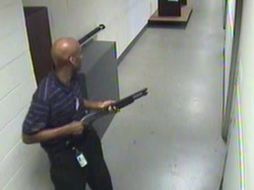 En el video se puede ver cómo Alexis entra en Navy Yard con una mochila donde supuestamente portaba varias pistolas. EFE /