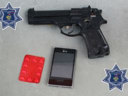 Imagen de la pistola de juguete, semejante a una del calibre .9mm. ESPECIAL /